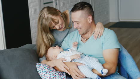 familia feliz con un bebé en casa madre padre e hijo concepto de dos meses - felicidad marital la co