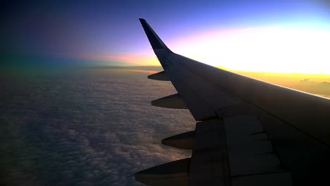 vista del sol de la mañana desde las ventanas de los aviones comerciales.