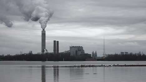 Rauch-Aus-Einem-Schornstein-In-Einem-Kohlekraftwerk-Auf-Der-Anderen-Seite-Des-Flusses