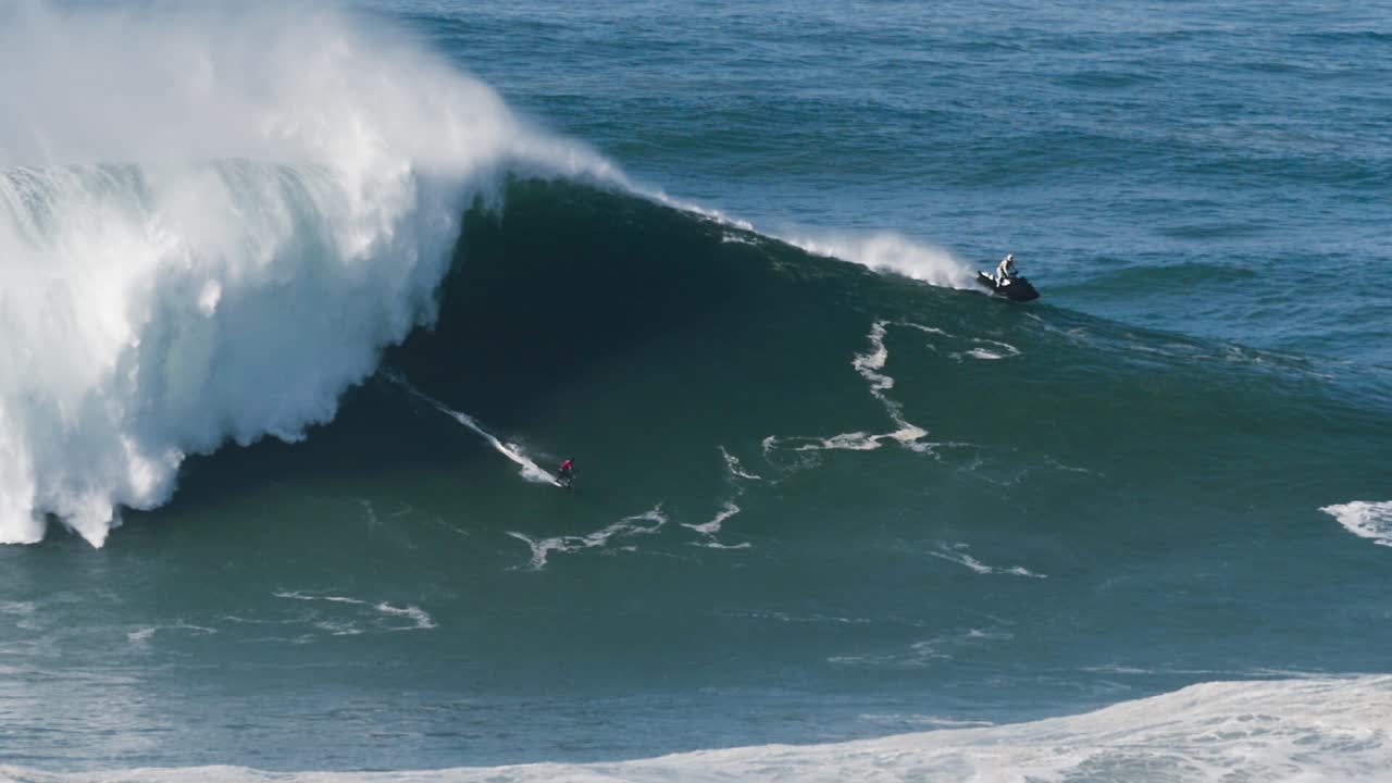 cámara lenta de un surfista de grandes olas kai lenny montando una ola gigante en nazaré, portugal