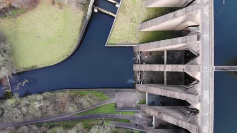 Vista-Aérea-De-Arriba-Hacia-Abajo-De-La-Presa-De-Hormigón-De-Paredes-Altas-En-El-Lago-Wimbleball