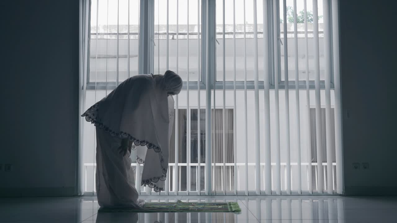 창문 근처에서 사라트를 하는 은 여자의 측면 시각