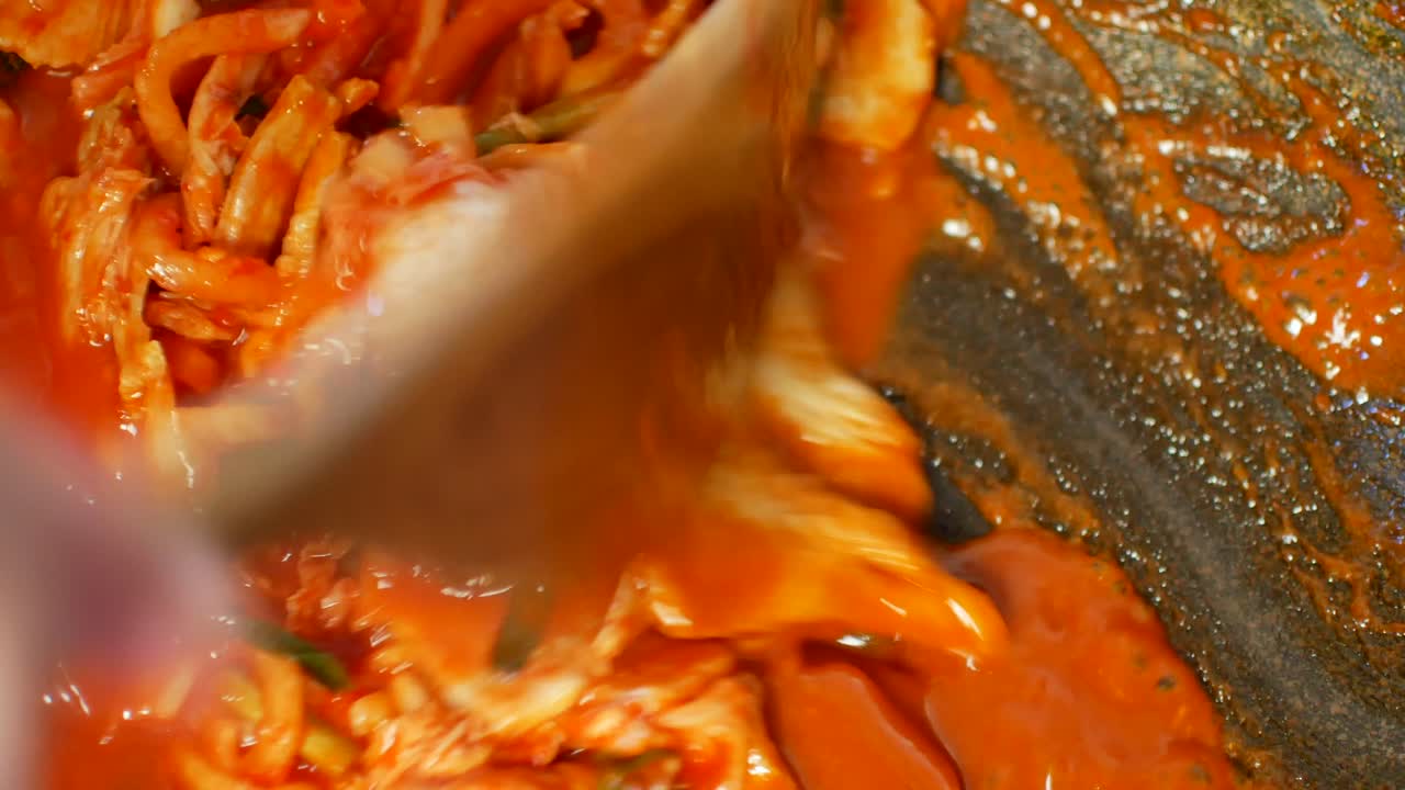 pov a la olla llena de comida coreana -sopa de kimchi calentada