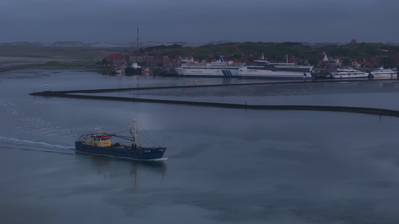 Flygfoto över Terschelling med Vadehavet, moln, soluppgång, som visar vidsträckta kustlandskap i Nederländerna.