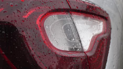 車のテールライトに雨が降る