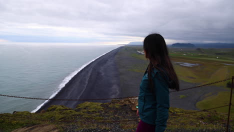 impresionante vista de una mujer joven caminando