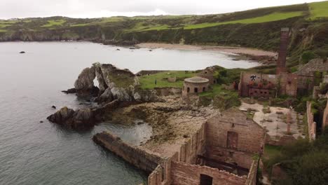 Porth-Wen-Luftbild-über-Verlassene-Viktorianische-Industrielle-Mauerwerksfabrik-Bleibt-An-Der-Erodierten-Küste-Von-Anglesey