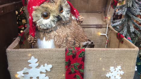 a xmas box opening and closing with a xmas owl inside