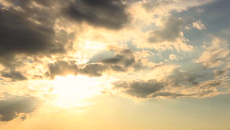 Hintergrundbeleuchtete-Wolken,-Die-Sonnenstrahlen-Erzeugen-Und-Sich-Langsam-Gegen-Einen-Blauen-Himmel-Verwandeln-Und-Auflösen