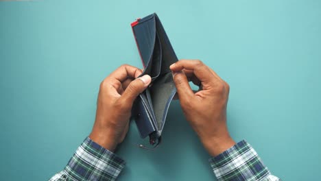 billetera vacía en las manos
