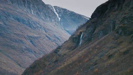 Wide-valley-with-mountains-towering-on-both-sides