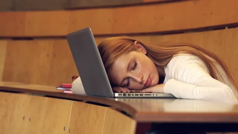 estudiante dormido sentado en la clase