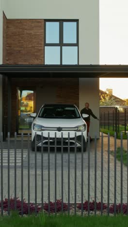 suv blanco estacionado frente a una casa moderna