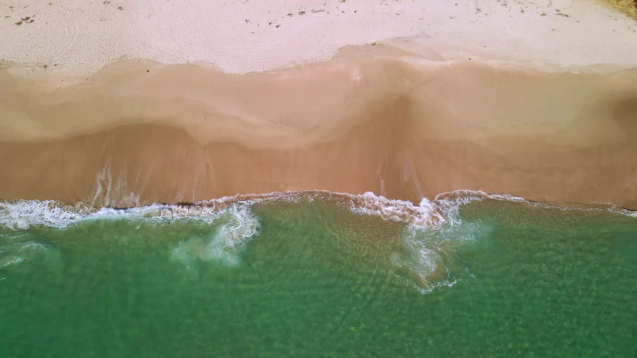 아래에 느린 파도가 있는 삼각대 모드의 드론