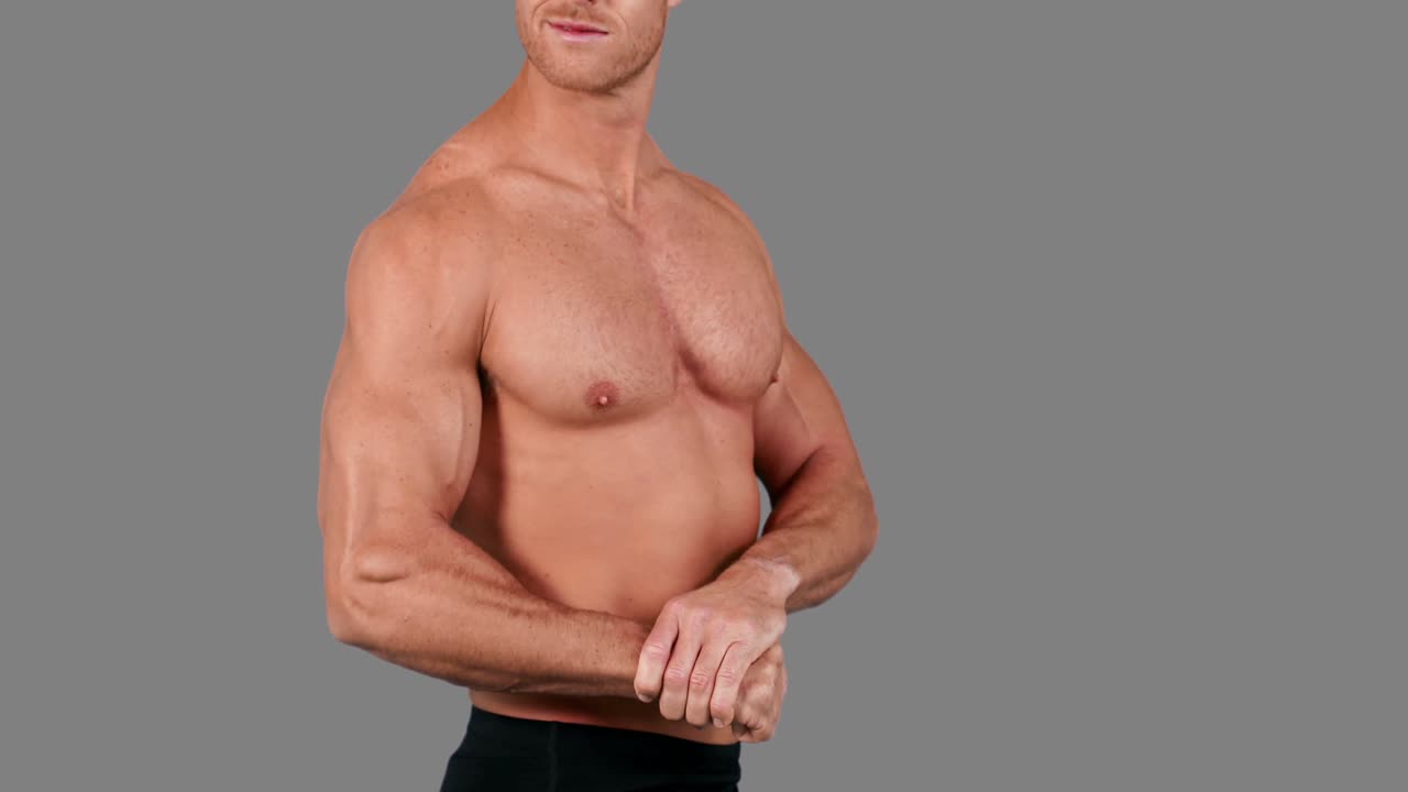 hombre musculoso flexionando sus músculos