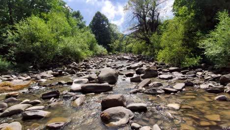 Un-Arroyo-De-Montaña-Que-Fluye-Sobre-Las-Rocas