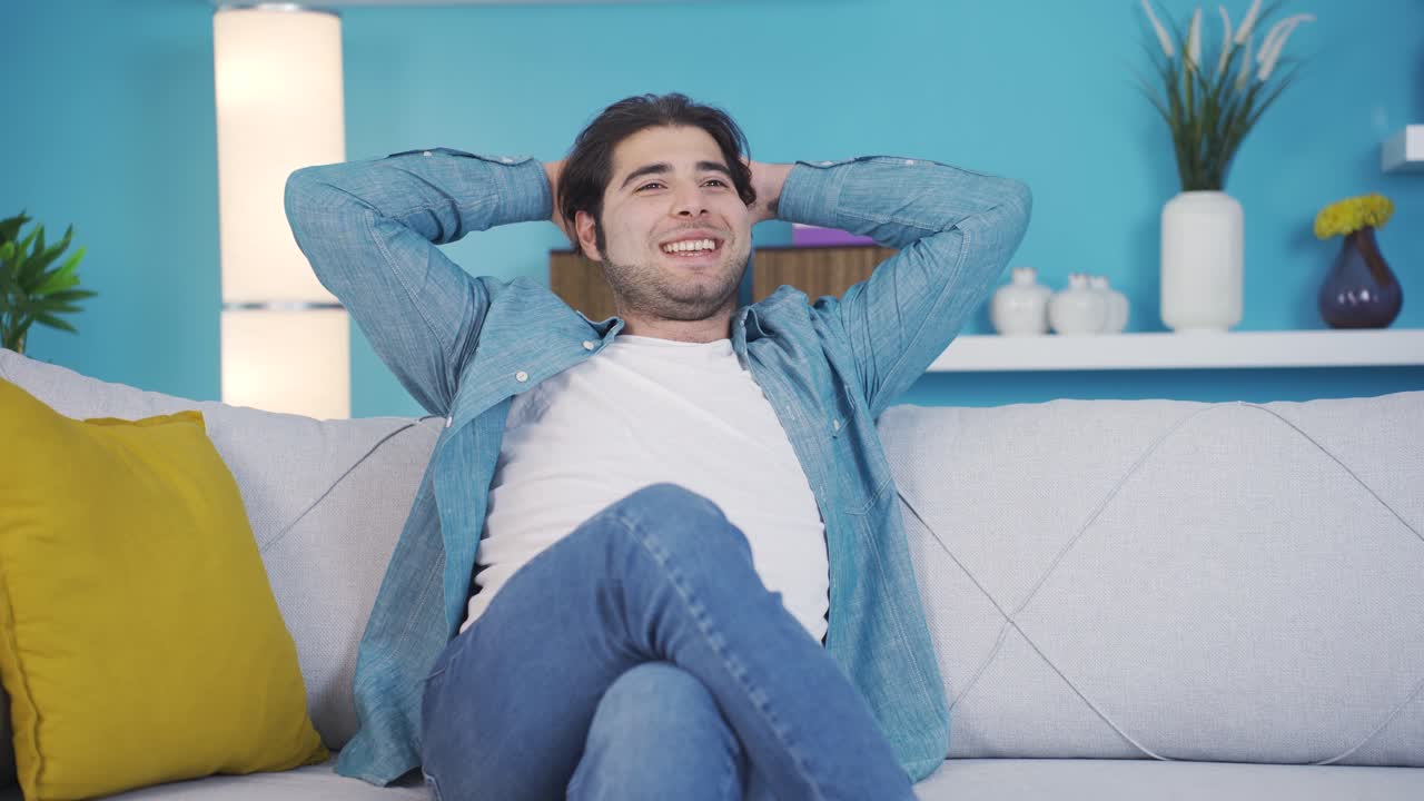 un joven pacífico y despreocupado en su casa.