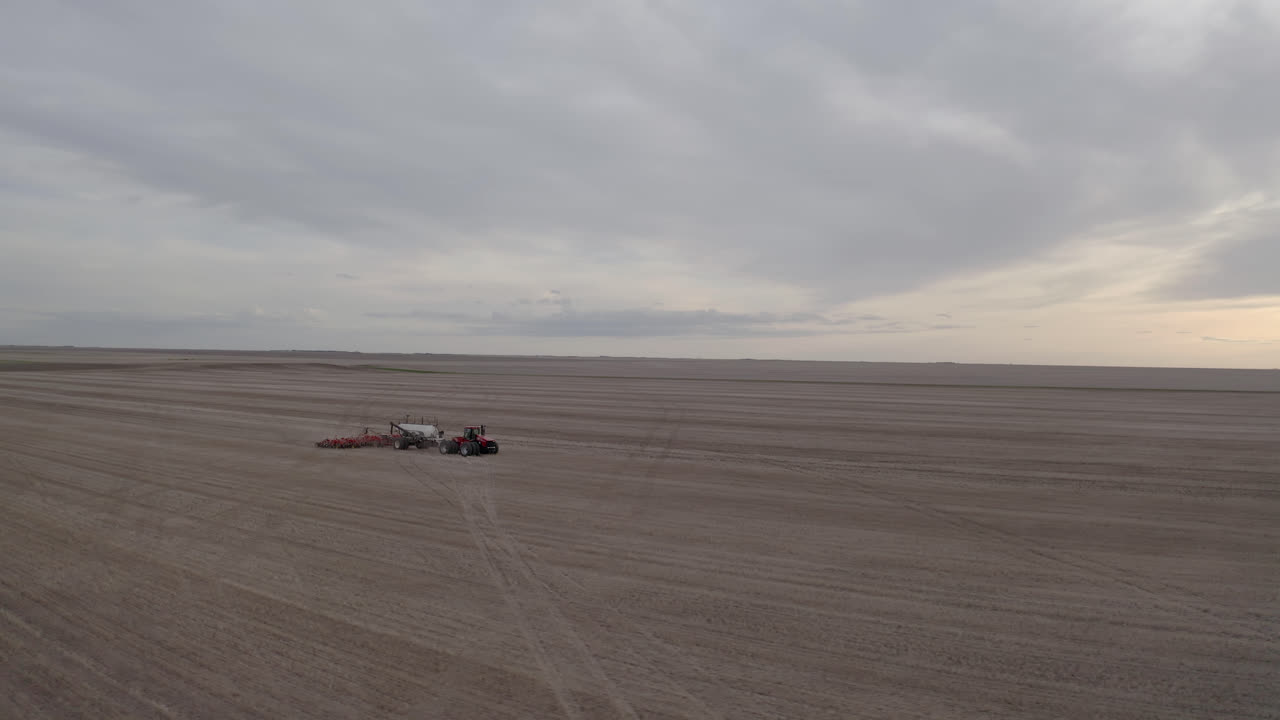 황혼, 서스캐처원, 캐나다에서 트랙터 씨앗 재배 필드