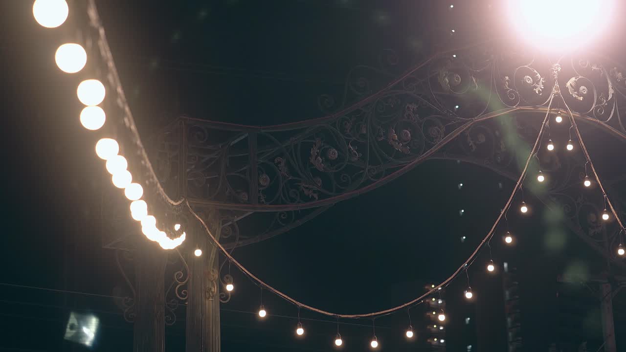 아름다운 노란색과 흰색 조명이 있는 빈티지 갈색 아치