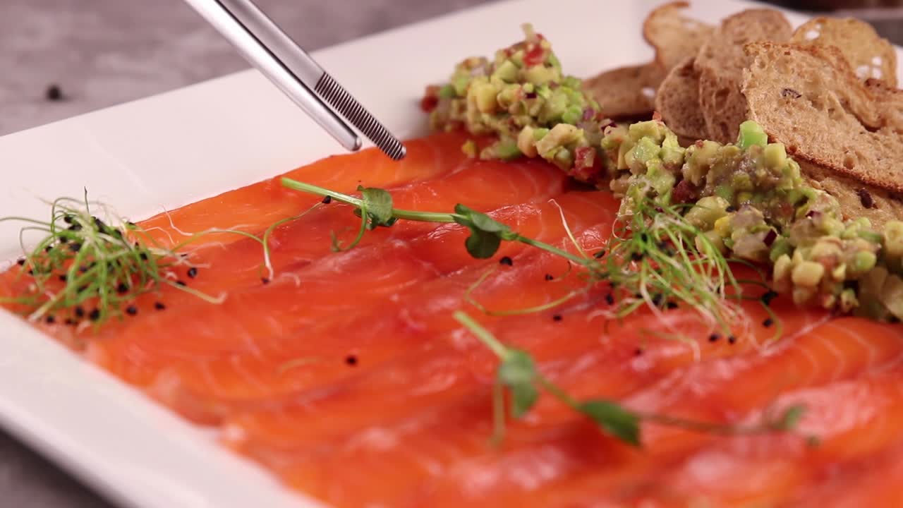 salmón ahumado con guacamole y tostadas