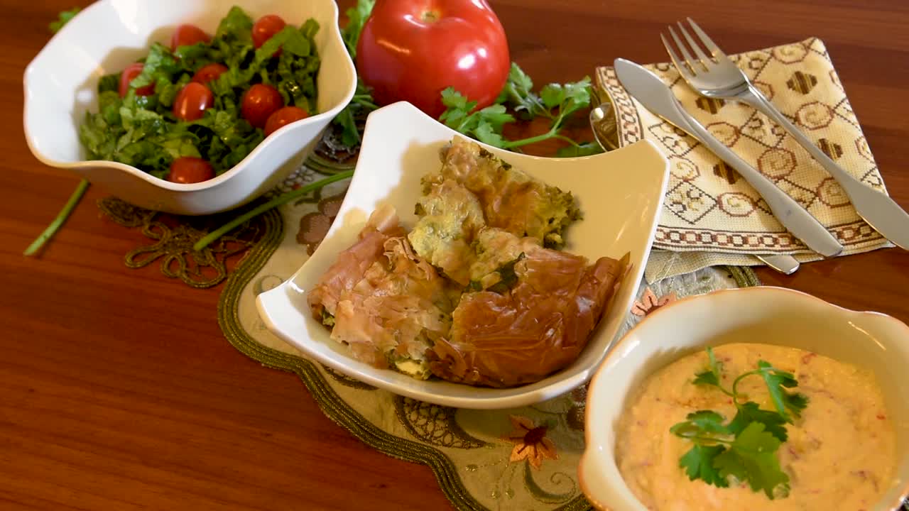 cocina mediterránea saludable, concepto de tres platos para el almuerzo o la cena