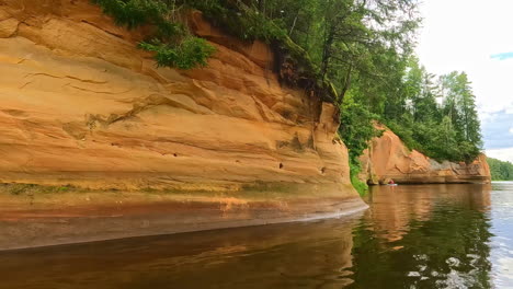 Acantilados-De-Arenisca-De-Erglu-Solos-El-Río-Gauja-Visto-Desde-Un-Barco-O-Canoa