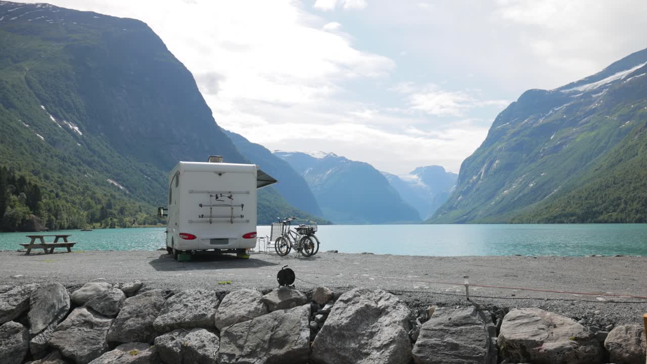 가족 휴가 여행 rv, 오토바이 휴가 여행. 아름다운 자연 노르웨이 자연 풍경.