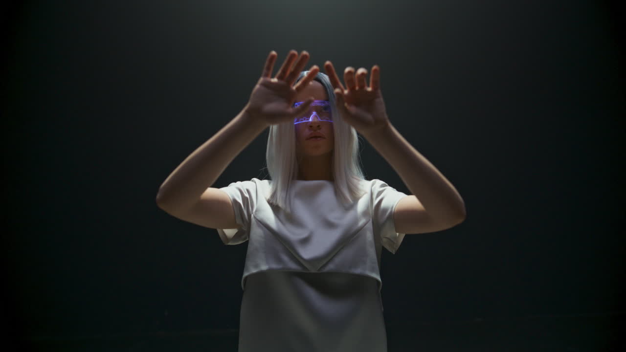 una mujer disfrutando de la realidad aumentada en primer plano. una chica hermosa gestando tocando