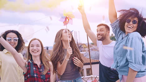 amigos celebrando en una fiesta en la azotea