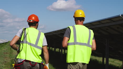 trabajadores de instalación de paneles solares