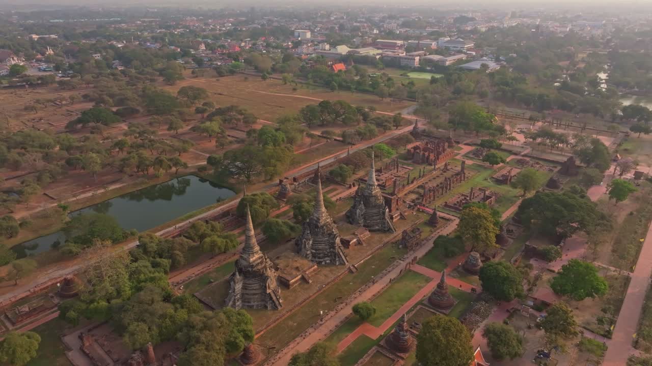 Ilmakuva historiallisista temppelitornista kohoamassa Ayutthayassa