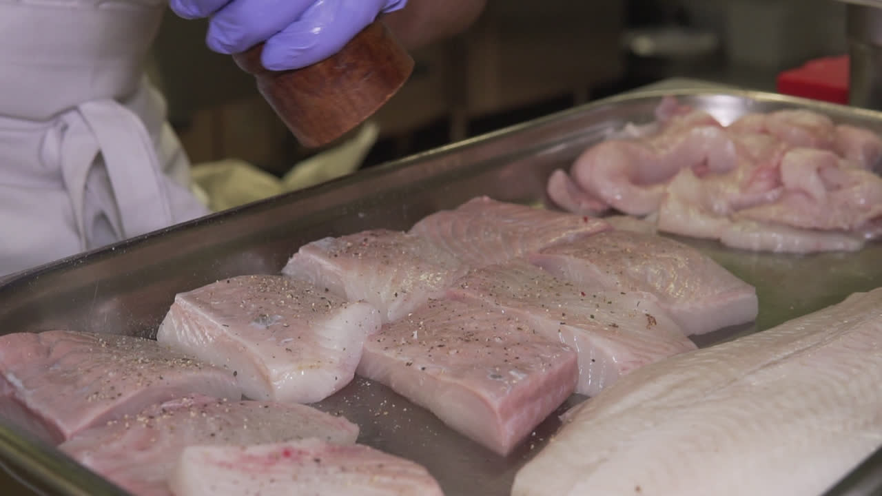 물고기에 첨가 된 고추 향신료, 느린 동작 1080p