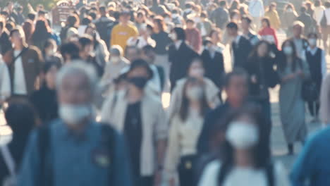 vista borrosa de personas caminando por una calle abarrotada en cámara lenta