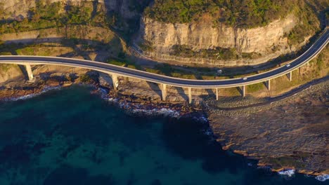 Vista-Superior-Del-Icónico-Puente-Del-Acantilado-Marino-En-La-Playa-Rocosa-Durante-El-Verano-En-Nueva-Gales-Del-Sur,-Australia