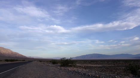 Timelapse-Cerca-De-Una-Carretera-Vacía-En-Death-Vally-Usa-En-Un-Día-Soleado-Con-Nubes-En-Movimiento