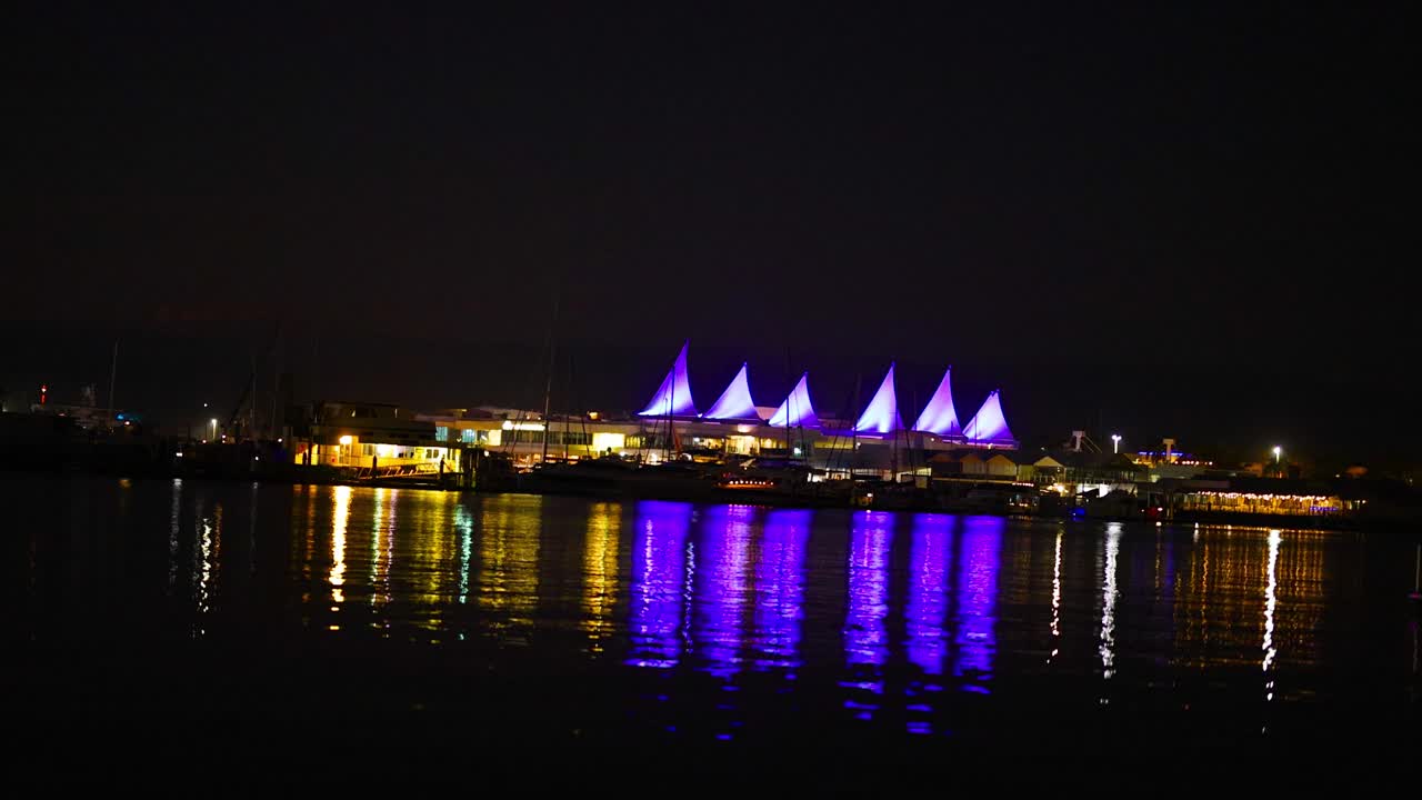 물 위 에 반사 된 조명 된 항구