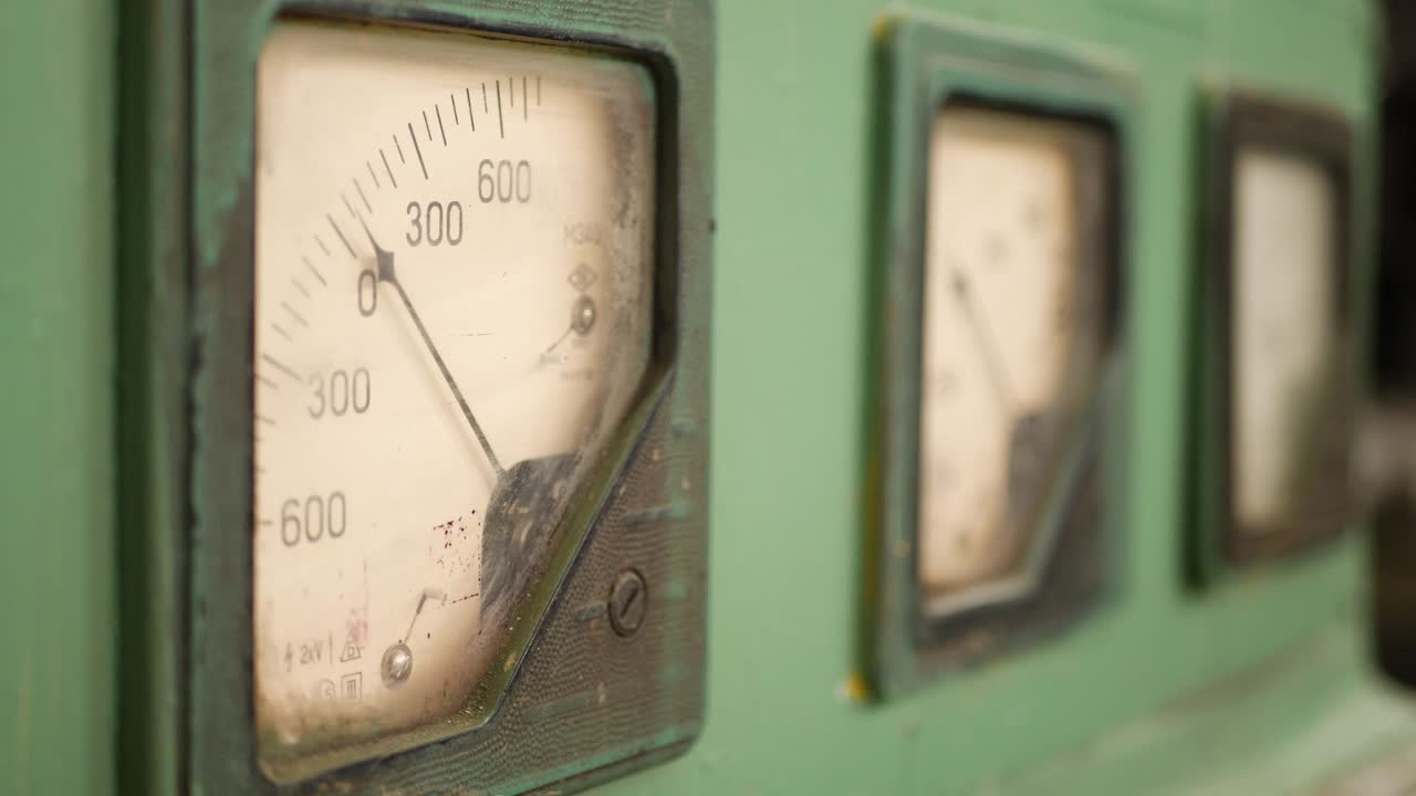 viejo dispositivo de medición analógico de amperímetro