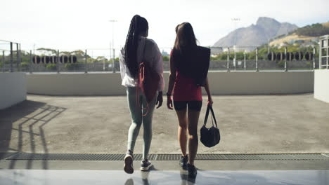 jóvenes atletas femeninas diversas caminando juntas