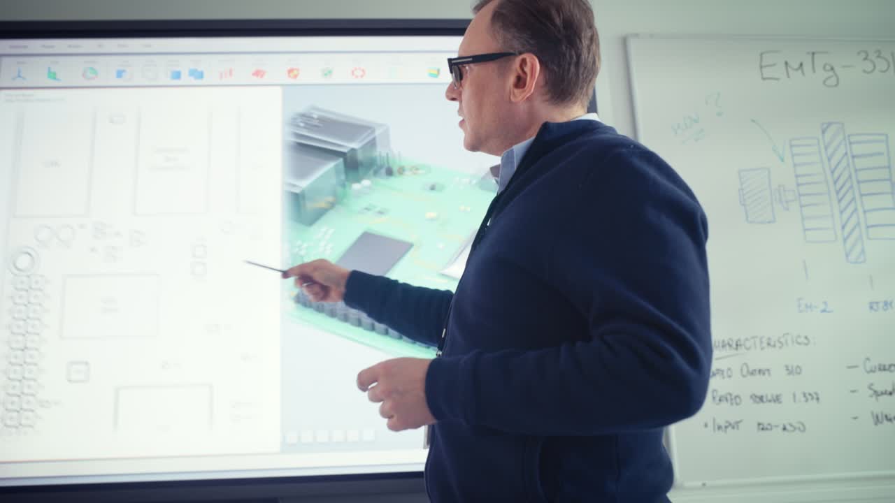 el maestro masculino usa la pantalla digital, habla con la gente y muestra componentes de la placa base de la computadora 3d en la universidad. técnicas innovadoras en el concepto de tecnología de instrucción.