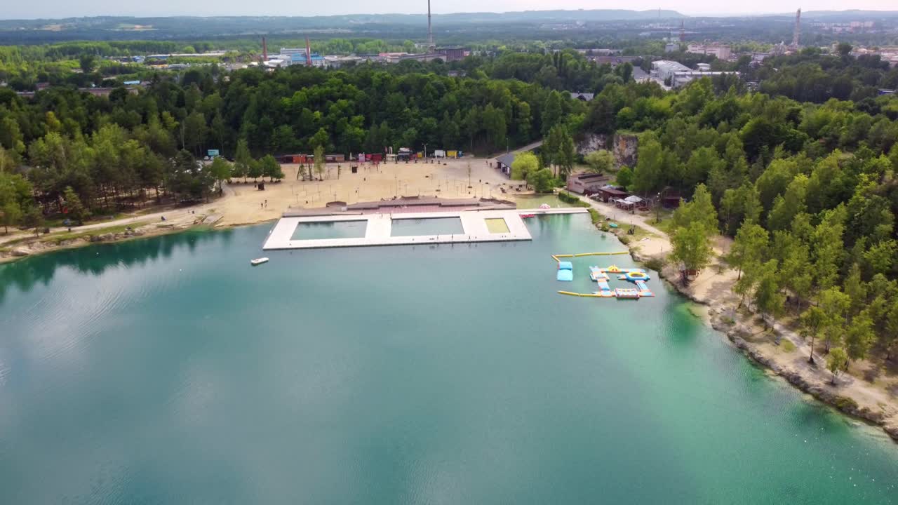Balaton Lake, naturlig badplats vid en reservoar under dagtid i Trzebinia, Polen.