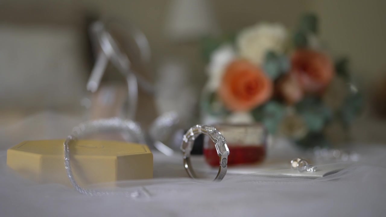 Messa a fuoco su un anello, gioielli e un bouquet con uno sfondo sfocato per un'eleganza delicata.