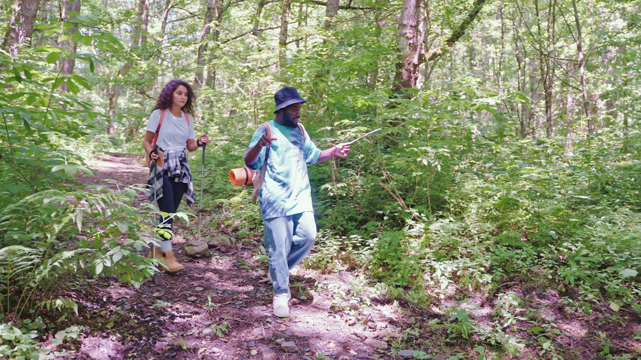 숲에서 산책하는 커플