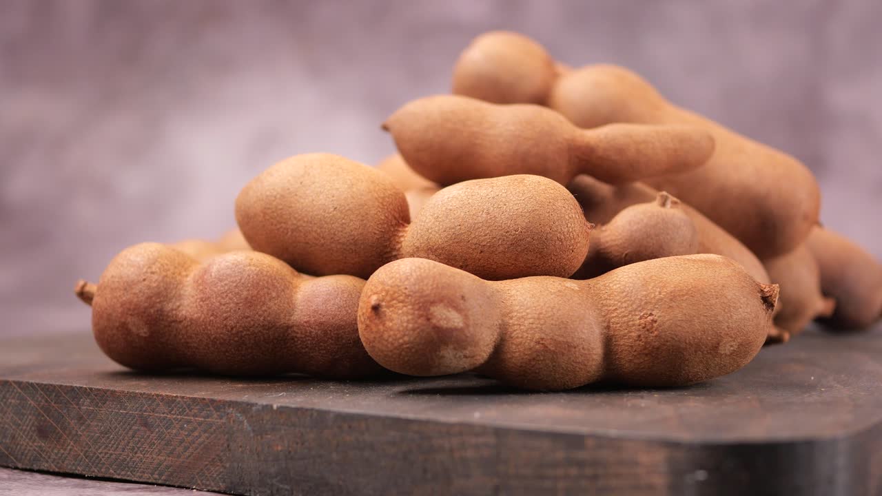 Đống quả me trên ván gỗ