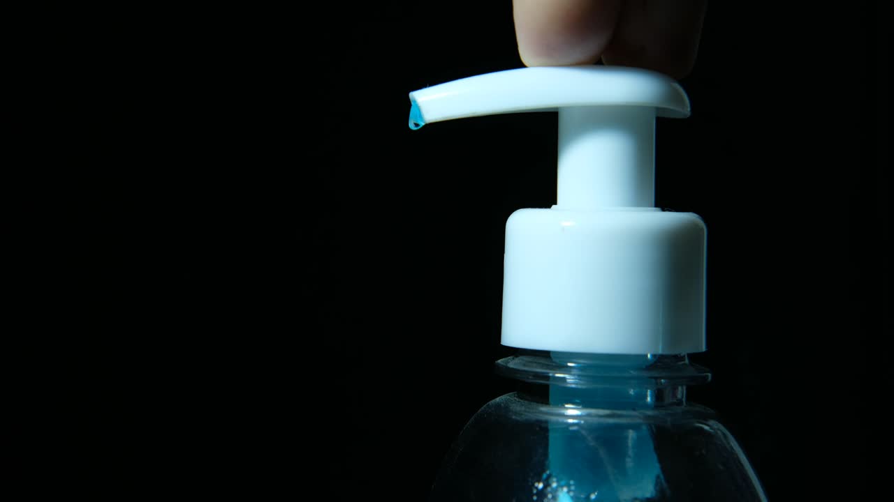 gel de alcohol sobre fondo negro de cerca