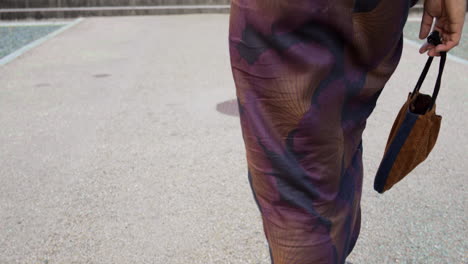 tipo con una yukata caminando con sandalias de madera de estilo japonés hacia un gran templo en kyoto, japón iluminación suave