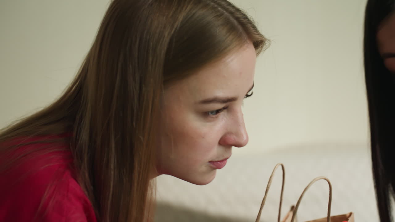 mujer escuchando atentamente, escena íntima de una mujer prestando atención, vista de perfil de una mujer inmersa en una conversación privada, primer plano de una mujer atenta en un dormitorio durante una conversación íntima y privada