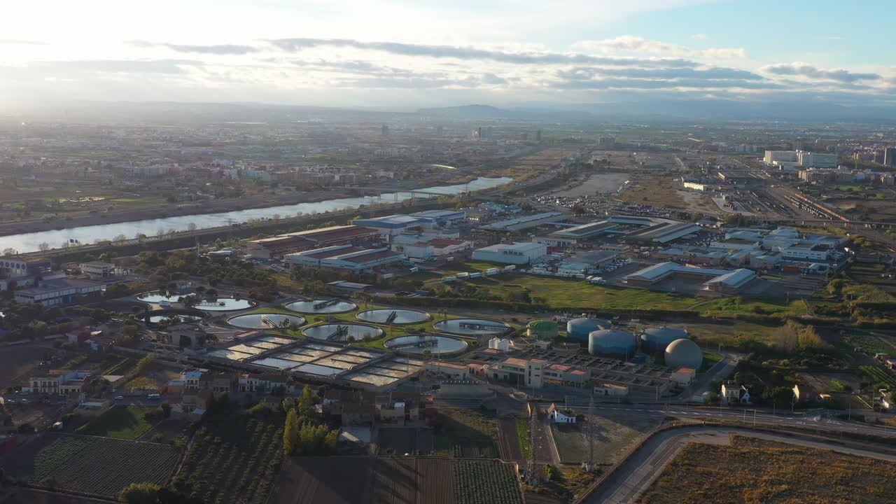 área industrial de valencia vista aérea al atardecer de una planta de tratamiento de aguas residuales
