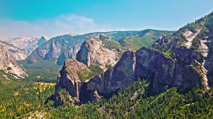 Floresta em montanha rochosa no Parque Nacional de Yosemite em um dia ensolarado de outono