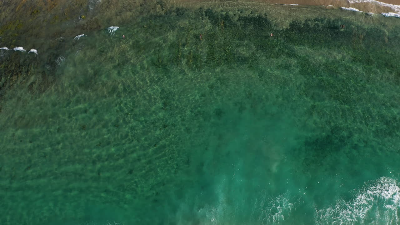 아름다운 서핑 마을 바이런 베이, 호주의 4k 드론 샷