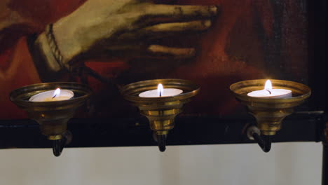 tres velas en el interior